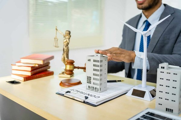 Comment les nouvelles régulations environnementales affectent-elles les coûts de construction en 2024 ?